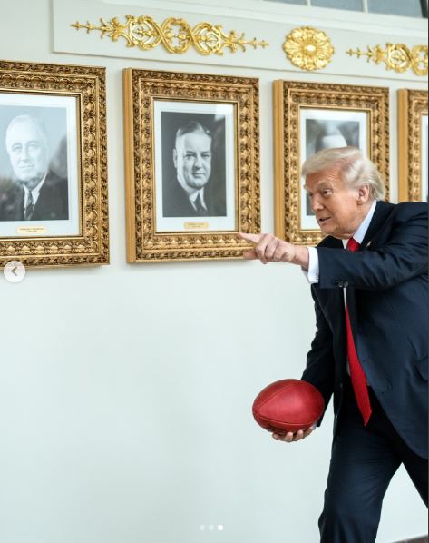 ترامب يلعب بالكرة مع أحد أحفاد بممر المكتب البيضاوي 