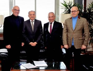 الإعلامي أحمد موسى أثناء توقيع كتابه