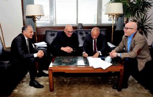 الإعلامي أحمد موسى أثناء توقيع كتابه