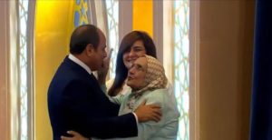 الرئيس السيسي يكرم الدكتورة آمال إسماعيل